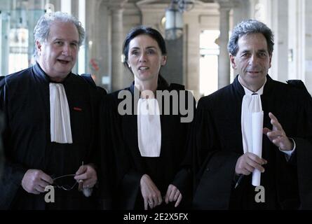 Die Anwälte Leon-Lef Forster, Jacqueline Laffont und Pierre Haik sind im Gerichtsgebäude in Paris zur Eröffnung des Prozesses gegen Charles Pasqua am 19. April 2010 in Paris, Frankreich, abgebildet. Der ehemalige französische Innenminister Charles Pasqua geht heute wegen Korruption vor Gericht, als er in den 1990er Jahren Teil des Kabinetts war. Charles Pasqua steht drei Anklagen wegen angeblicher Bestechung im Gegenzug für die Vergabe eines Freundes eine Lizenz, ein Casino zu betreiben. Pasqua hat eine 18-monatige Haftstrafe wegen der Finanzierung seines Wahlkampfs für das Europäische Parlament mit Erlösen aus dem Verkauf von der Ca Stockfoto