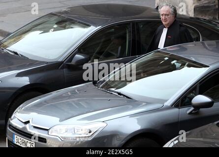 Die Anwälte Leon-Lef Forster ist im Gerichtsgebäude in Paris für die Eröffnung des Prozesses gegen Charles Pasqua in Paris, Frankreich am 19. April 2010 abgebildet. Der ehemalige französische Innenminister Charles Pasqua geht heute wegen Korruption vor Gericht, als er in den 1990er Jahren Teil des Kabinetts war. Charles Pasqua steht drei Anklagen wegen angeblicher Bestechung im Gegenzug für die Vergabe eines Freundes eine Lizenz, ein Casino zu betreiben. Pasqua hat eine 18-monatige Haftstrafe wegen der Finanzierung seines Wahlkampfs für das Europäische Parlament mit Erlösen aus dem Verkauf aus dem Casino. Foto von Stephane Lemouton/ABA Stockfoto