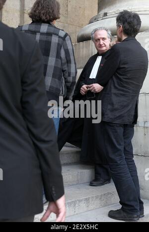 Die Anwälte Leon-Lef Forster ist im Gerichtsgebäude in Paris für die Eröffnung des Prozesses gegen Charles Pasqua in Paris, Frankreich am 19. April 2010 abgebildet. Der ehemalige französische Innenminister Charles Pasqua geht heute wegen Korruption vor Gericht, als er in den 1990er Jahren Teil des Kabinetts war. Charles Pasqua steht drei Anklagen wegen angeblicher Bestechung im Gegenzug für die Vergabe eines Freundes eine Lizenz, ein Casino zu betreiben. Pasqua hat eine 18-monatige Haftstrafe wegen der Finanzierung seines Wahlkampfs für das Europäische Parlament mit Erlösen aus dem Verkauf aus dem Casino. Foto von Stephane Lemouton/ABA Stockfoto