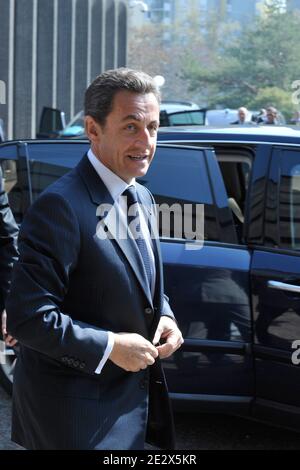 Der französische Präsident Nicolas Sarkozy (R) kommt am 20. April 2010 in der Präfektur Bobigny, seine Saint Denis, Frankreich, zu einem Treffen über Sicherheit an. Foto von Thierry Orban/ABACAPRESS.COM Stockfoto