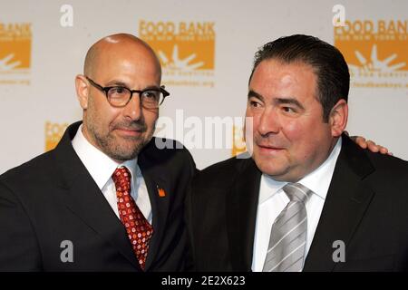 Der Gastgeber Stanley Tucci und der Preisträger Emeril Lagasse nehmen am 20. April 2010 an der Food Bank für das 8. Jährliche Can-Do Awards Dinner von New York City im Abigail Kirsch Pier Sixty in Chelsea Piers in New York, NY, Teil. Foto von Charles Guerin/ABACAPRESS.COM Stockfoto