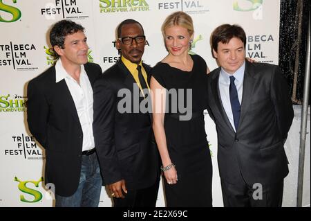 (L-R) Antonio Banderas, Eddie Murphy, Cameron Diaz und Mike Myers kommen zur Eröffnung des Tribeca Film Festivals 2010 am 21. April 2010 zur Premiere von 'Shrek Forever After' im Ziegfeld Theater in New York City, NY, USA. Foto von Mehdi Taamallah/ABACAPRESS.COM Stockfoto