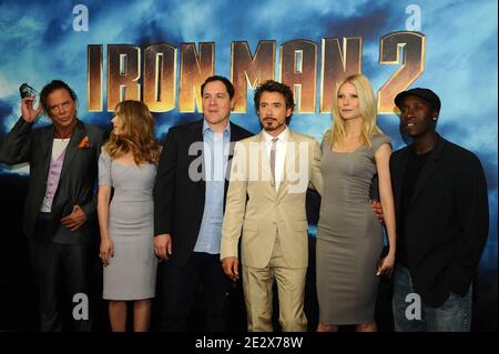 'Mickey Rourke, Regisseur Jon Favreau, Robert Downey Jr, Scarlett Johansson, Gwyneth Paltrow und Don Cheadle posieren beim ''Iron man 2'' Photo Call, der am 23. April 2010 im Four Seasons Hotel in Los Angeles, CA, USA, stattfand. (Im Bild: Robert Downey Jr, Scarlett Johansson, Gwyneth Paltrow, Jon Favreau, Mickey Rourke, Don Cheadle). Foto von Lionel Hahn/ABACAPRESS.COM' Stockfoto