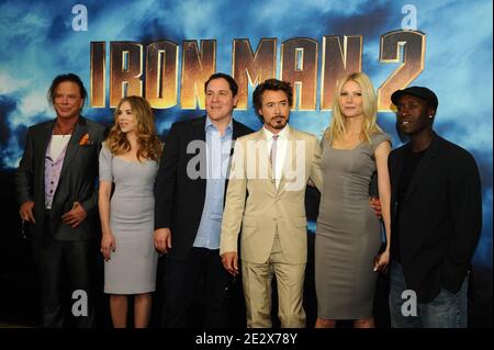 'Mickey Rourke, Regisseur Jon Favreau, Robert Downey Jr, Scarlett Johansson, Gwyneth Paltrow und Don Cheadle posieren beim ''Iron man 2'' Photo Call, der am 23. April 2010 im Four Seasons Hotel in Los Angeles, CA, USA, stattfand. (Im Bild: Robert Downey Jr, Scarlett Johansson, Gwyneth Paltrow, Jon Favreau, Mickey Rourke, Don Cheadle). Foto von Lionel Hahn/ABACAPRESS.COM' Stockfoto