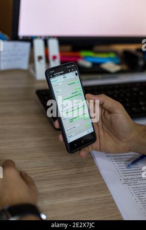 Antalya, TÜRKEI - 10. Januar 2021. IPhone 11 Smartphone-Bildschirm mit Whatsapp-Logo. Stockfoto