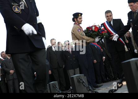 Der französisch-armenische Sänger Charles Aznavour am Grab des unbekannten Soldaten unter dem Triumphbogen am 24. April 2010 während einer Zeremonie zum Gedenken an den 95. Jahrestag des Völkermordes an den Armeniern im Jahr 1915. Foto von Stephane Lemouton/ABACAPRESS.COM Stockfoto