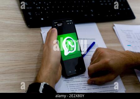 Antalya, TÜRKEI - 10. Januar 2021. IPhone 11 Smartphone-Bildschirm mit Whatsapp-Logo. Stockfoto