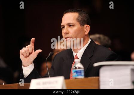 Daniel Sparks, ehemaliger Partner und Leiter der Hypothekenabteilung bei der Goldman Sachs Group, bezeugt vor dem Senat bei einer Anhörung zur Rolle der Investmentbanken während der Finanzkrise in Washington, DC, USA, am 27. April 2010. Der CEO von Goldman Sachs und andere Führungskräfte des Wall Street Powerhouse kommen vor den Kongress 10 Tage, nachdem die Regierung die Firma des Betrugs beschuldigt. (Im Bild: Daniel Sparks ) Foto von Olivier Douliery /ABACAPRESS.COM Stockfoto