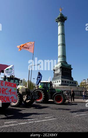 Französische Bauern demonstrieren mit ihren Traktoren, Place de la Bastille in Paris, Frankreich am 27. April 2010 gegen Lohnkürzungen und verurteilen die Europäische Landwirtschaftspolitik. Foto von Jean-Luc Luyssen/ABACAPRESS.COM Stockfoto