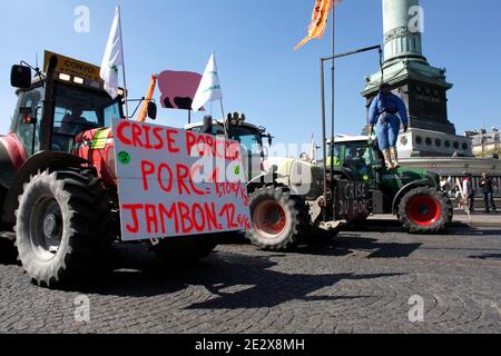 Französische Bauern demonstrieren mit ihren Traktoren, Place de la Bastille in Paris, Frankreich am 27. April 2010 gegen Lohnkürzungen und verurteilen die Europäische Landwirtschaftspolitik. Foto von Jean-Luc Luyssen/ABACAPRESS.COM Stockfoto