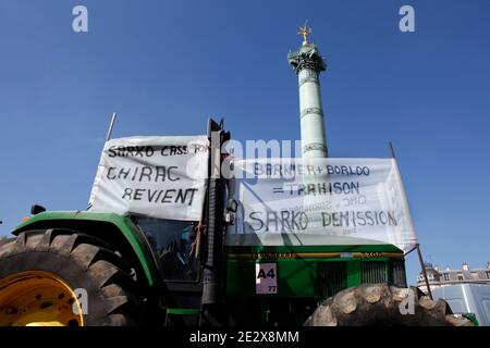 Französische Bauern demonstrieren mit ihren Traktoren, Place de la Bastille in Paris, Frankreich am 27. April 2010 gegen Lohnkürzungen und verurteilen die Europäische Landwirtschaftspolitik. Foto von Jean-Luc Luyssen/ABACAPRESS.COM Stockfoto