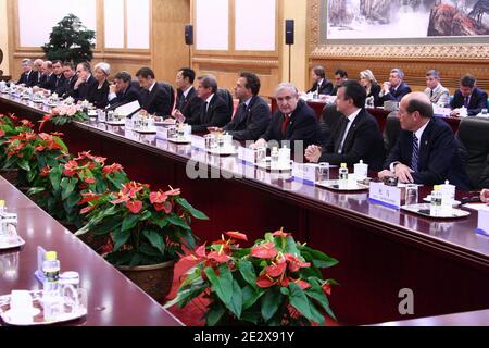 Der französische Präsident Nicolas Sarkozy nimmt an der Seite von (L-R) Jean-David Levitte, Henri Weber, Xavier Bertrand, Frederic Mitterrand, Christine Lagarde, Jean-Louis Borloo, Bernard Kouchner, Luc Chatel, Jean-Pierre Raffarin und Yves Jego am 28. April 2010 im Großen Saal des Volkes in Peking, China, Teil. Foto von Ludovic/Pool/ABACAPRESS.COM Stockfoto