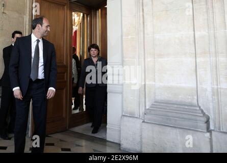 Der französische Beschäftigungsminister Eric Woerth empfängt am 28. April 2010 die erste Sekretärin der Sozialistischen Partei Frankreichs und die Bürgermeisterin von Lille, Martine Aubry, zu einem Treffen über die Rentenreform im Arbeitsministerium in Paris. Foto von Stephane Lemouton/ABACAPRESS.COM Stockfoto