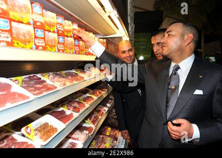 Marokkos König Mohammed VI., begleitet von seinem Bruder Prinz Moulay Rachid, leitet am 28. April 2010 die Eröffnungsfeier der 5. Internationalen Landwirtschaftsmesse SIAM in Meknes, Marokko. Foto von Balkis Press/ABACAPRESS.COM Stockfoto