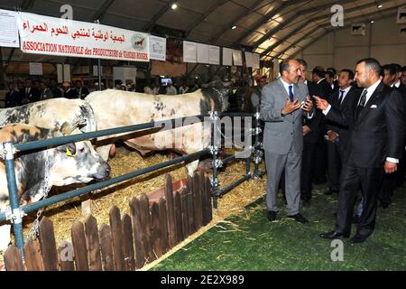 Marokkos König Mohammed VI., begleitet von seinem Bruder Prinz Moulay Rachid, leitet am 28. April 2010 die Eröffnungsfeier der 5. Internationalen Landwirtschaftsmesse SIAM in Meknes, Marokko. Foto von Balkis Press/ABACAPRESS.COM Stockfoto