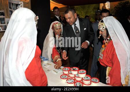 Marokkos König Mohammed VI., begleitet von seinem Bruder Prinz Moulay Rachid, leitet am 28. April 2010 die Eröffnungsfeier der 5. Internationalen Landwirtschaftsmesse SIAM in Meknes, Marokko. Foto von Balkis Press/ABACAPRESS.COM Stockfoto