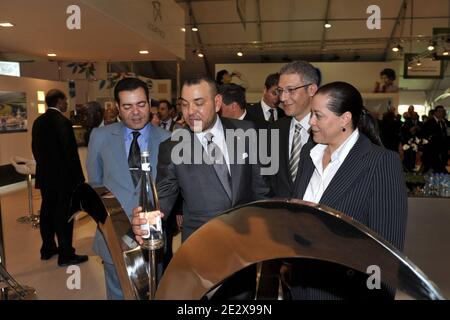 Marokkos König Mohammed VI., begleitet von seinem Bruder Prinz Moulay Rachid, leitet am 28. April 2010 die Eröffnungsfeier der 5. Internationalen Landwirtschaftsmesse SIAM in Meknes, Marokko. Foto von Balkis Press/ABACAPRESS.COM Stockfoto