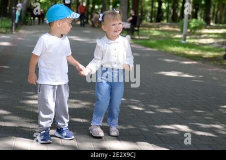 Spaziergang im Park durch die Hände. Kinder. Sommer Stockfoto