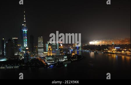 Feuerwerk explodiert bei der Eröffnungsfeier der Weltausstellung 2010 in Shanghai, China, am 30. April 2010. Mehr als 20 Staatsoberhäupter, darunter der französische Präsident Nicholas Sarkozy und der Präsident der Europäischen Kommission Jose Manuel Barroso, nahmen an der Eröffnungszeremonie Teil, während der chinesische Präsident Hu Jintao den Vorsitz über die 90-minütige Veranstaltung innehatte. Foto von Mousse/ABACAPRESS.COM Stockfoto