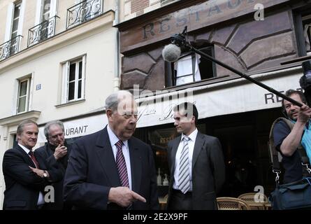 Der ehemalige französische Innenminister Charles Pasqua verlässt das Restaurant Paul nach dem Mittagessen, flankiert von seinen Anwälten Leon-Lef Forster, Jacqueline Laffont und Pierre Haik, am 30. April 2010 in Paris, Frankreich, nachdem er in einem der drei Fälle wegen Transplantats eine einjährige Haftstrafe erhalten hatte. Pasqua, 83, ein Kriegswiderstandskämpfer, der zu einer einflussreichen Figur der rechten Nachkriegszeit wurde, wurde während seiner zweiten Amtszeit als Innenminister von 1993 bis 1995 mit drei Anschuldigungen konfrontiert, die mit angeblichen Schmiergeldern und Bestechungsgeldern in Verbindung standen. Foto von Stephane Lemouton/ABACAPRESS.COM Stockfoto