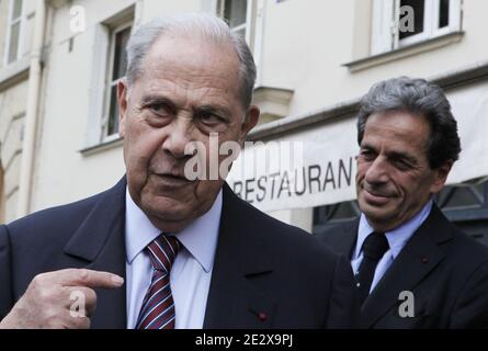 Der ehemalige französische Innenminister Charles Pasqua verlässt das Restaurant Paul nach dem Mittagessen, flankiert von seinen Anwälten Leon-Lef Forster, Jacqueline Laffont und Pierre Haik, am 30. April 2010 in Paris, Frankreich, nachdem er in einem der drei Fälle wegen Transplantats eine einjährige Haftstrafe erhalten hatte. Pasqua, 83, ein Kriegswiderstandskämpfer, der zu einer einflussreichen Figur der rechten Nachkriegszeit wurde, wurde während seiner zweiten Amtszeit als Innenminister von 1993 bis 1995 mit drei Anschuldigungen konfrontiert, die mit angeblichen Schmiergeldern und Bestechungsgeldern in Verbindung standen. Foto von Stephane Lemouton/ABACAPRESS.COM Stockfoto