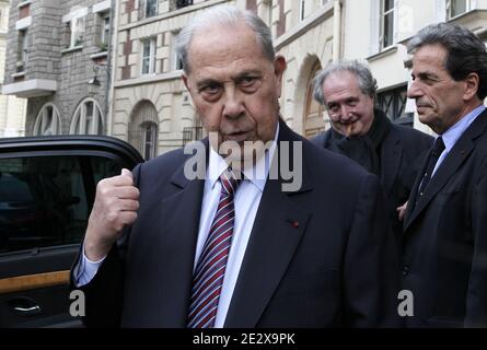 Der ehemalige französische Innenminister Charles Pasqua verlässt das Restaurant Paul nach dem Mittagessen, flankiert von seinen Anwälten Leon-Lef Forster, Jacqueline Laffont und Pierre Haik, am 30. April 2010 in Paris, Frankreich, nachdem er in einem der drei Fälle wegen Transplantats eine einjährige Haftstrafe erhalten hatte. Pasqua, 83, ein Kriegswiderstandskämpfer, der zu einer einflussreichen Figur der rechten Nachkriegszeit wurde, wurde während seiner zweiten Amtszeit als Innenminister von 1993 bis 1995 mit drei Anschuldigungen konfrontiert, die mit angeblichen Schmiergeldern und Bestechungsgeldern in Verbindung standen. Foto von Stephane Lemouton/ABACAPRESS.COM Stockfoto