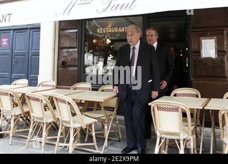 Der ehemalige französische Innenminister Charles Pasqua verlässt das Restaurant Paul nach dem Mittagessen, flankiert von seinen Anwälten Leon-Lef Forster, Jacqueline Laffont und Pierre Haik, am 30. April 2010 in Paris, Frankreich, nachdem er in einem der drei Fälle wegen Transplantats eine einjährige Haftstrafe erhalten hatte. Pasqua, 83, ein Kriegswiderstandskämpfer, der zu einer einflussreichen Figur der rechten Nachkriegszeit wurde, wurde während seiner zweiten Amtszeit als Innenminister von 1993 bis 1995 mit drei Anschuldigungen konfrontiert, die mit angeblichen Schmiergeldern und Bestechungsgeldern in Verbindung standen. Foto von Stephane Lemouton/ABACAPRESS.COM Stockfoto