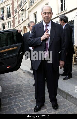 Der ehemalige französische Innenminister Charles Pasqua verlässt das Restaurant Paul nach dem Mittagessen, flankiert von seinen Anwälten Leon-Lef Forster, Jacqueline Laffont und Pierre Haik, am 30. April 2010 in Paris, Frankreich, nachdem er in einem der drei Fälle wegen Transplantats eine einjährige Haftstrafe erhalten hatte. Pasqua, 83, ein Kriegswiderstandskämpfer, der zu einer einflussreichen Figur der rechten Nachkriegszeit wurde, wurde während seiner zweiten Amtszeit als Innenminister von 1993 bis 1995 mit drei Anschuldigungen konfrontiert, die mit angeblichen Schmiergeldern und Bestechungsgeldern in Verbindung standen. Foto von Stephane Lemouton/ABACAPRESS.COM Stockfoto