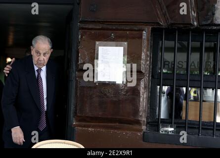 Der ehemalige französische Innenminister Charles Pasqua verlässt das Restaurant Paul nach dem Mittagessen, flankiert von seinen Anwälten Leon-Lef Forster, Jacqueline Laffont und Pierre Haik, am 30. April 2010 in Paris, Frankreich, nachdem er in einem der drei Fälle wegen Transplantats eine einjährige Haftstrafe erhalten hatte. Pasqua, 83, ein Kriegswiderstandskämpfer, der zu einer einflussreichen Figur der rechten Nachkriegszeit wurde, wurde während seiner zweiten Amtszeit als Innenminister von 1993 bis 1995 mit drei Anschuldigungen konfrontiert, die mit angeblichen Schmiergeldern und Bestechungsgeldern in Verbindung standen. Foto von Stephane Lemouton/ABACAPRESS.COM Stockfoto