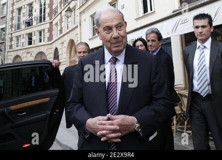 Der ehemalige französische Innenminister Charles Pasqua verlässt das Restaurant Paul nach dem Mittagessen, flankiert von seinen Anwälten Leon-Lef Forster, Jacqueline Laffont und Pierre Haik, am 30. April 2010 in Paris, Frankreich, nachdem er in einem der drei Fälle wegen Transplantats eine einjährige Haftstrafe erhalten hatte. Pasqua, 83, ein Kriegswiderstandskämpfer, der zu einer einflussreichen Figur der rechten Nachkriegszeit wurde, wurde während seiner zweiten Amtszeit als Innenminister von 1993 bis 1995 mit drei Anschuldigungen konfrontiert, die mit angeblichen Schmiergeldern und Bestechungsgeldern in Verbindung standen. Foto von Stephane Lemouton/ABACAPRESS.COM Stockfoto