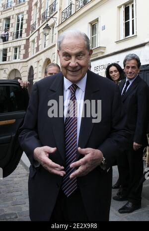 Der ehemalige französische Innenminister Charles Pasqua verlässt das Restaurant Paul nach dem Mittagessen, flankiert von seinen Anwälten Leon-Lef Forster, Jacqueline Laffont und Pierre Haik, am 30. April 2010 in Paris, Frankreich, nachdem er in einem der drei Fälle wegen Transplantats eine einjährige Haftstrafe erhalten hatte. Pasqua, 83, ein Kriegswiderstandskämpfer, der zu einer einflussreichen Figur der rechten Nachkriegszeit wurde, wurde während seiner zweiten Amtszeit als Innenminister von 1993 bis 1995 mit drei Anschuldigungen konfrontiert, die mit angeblichen Schmiergeldern und Bestechungsgeldern in Verbindung standen. Foto von Stephane Lemouton/ABACAPRESS.COM Stockfoto