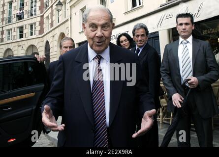 Der ehemalige französische Innenminister Charles Pasqua verlässt das Restaurant Paul nach dem Mittagessen, flankiert von seinen Anwälten Leon-Lef Forster, Jacqueline Laffont und Pierre Haik, am 30. April 2010 in Paris, Frankreich, nachdem er in einem der drei Fälle wegen Transplantats eine einjährige Haftstrafe erhalten hatte. Pasqua, 83, ein Kriegswiderstandskämpfer, der zu einer einflussreichen Figur der rechten Nachkriegszeit wurde, wurde während seiner zweiten Amtszeit als Innenminister von 1993 bis 1995 mit drei Anschuldigungen konfrontiert, die mit angeblichen Schmiergeldern und Bestechungsgeldern in Verbindung standen. Foto von Stephane Lemouton/ABACAPRESS.COM Stockfoto