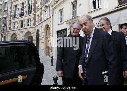 Der ehemalige französische Innenminister Charles Pasqua verlässt das Restaurant Paul nach dem Mittagessen, flankiert von seinen Anwälten Leon-Lef Forster, Jacqueline Laffont und Pierre Haik, am 30. April 2010 in Paris, Frankreich, nachdem er in einem der drei Fälle wegen Transplantats eine einjährige Haftstrafe erhalten hatte. Pasqua, 83, ein Kriegswiderstandskämpfer, der zu einer einflussreichen Figur der rechten Nachkriegszeit wurde, wurde während seiner zweiten Amtszeit als Innenminister von 1993 bis 1995 mit drei Anschuldigungen konfrontiert, die mit angeblichen Schmiergeldern und Bestechungsgeldern in Verbindung standen. Foto von Stephane Lemouton/ABACAPRESS.COM Stockfoto