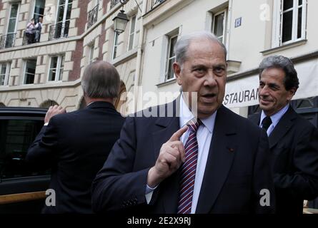 Der ehemalige französische Innenminister Charles Pasqua verlässt das Restaurant Paul nach dem Mittagessen, flankiert von seinen Anwälten Leon-Lef Forster, Jacqueline Laffont und Pierre Haik, am 30. April 2010 in Paris, Frankreich, nachdem er in einem der drei Fälle wegen Transplantats eine einjährige Haftstrafe erhalten hatte. Pasqua, 83, ein Kriegswiderstandskämpfer, der zu einer einflussreichen Figur der rechten Nachkriegszeit wurde, wurde während seiner zweiten Amtszeit als Innenminister von 1993 bis 1995 mit drei Anschuldigungen konfrontiert, die mit angeblichen Schmiergeldern und Bestechungsgeldern in Verbindung standen. Foto von Stephane Lemouton/ABACAPRESS.COM Stockfoto