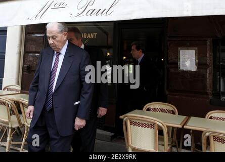 Der ehemalige französische Innenminister Charles Pasqua verlässt das Restaurant Paul nach dem Mittagessen, flankiert von seinen Anwälten Leon-Lef Forster, Jacqueline Laffont und Pierre Haik, am 30. April 2010 in Paris, Frankreich, nachdem er in einem der drei Fälle wegen Transplantats eine einjährige Haftstrafe erhalten hatte. Pasqua, 83, ein Kriegswiderstandskämpfer, der zu einer einflussreichen Figur der rechten Nachkriegszeit wurde, wurde während seiner zweiten Amtszeit als Innenminister von 1993 bis 1995 mit drei Anschuldigungen konfrontiert, die mit angeblichen Schmiergeldern und Bestechungsgeldern in Verbindung standen. Foto von Stephane Lemouton/ABACAPRESS.COM Stockfoto