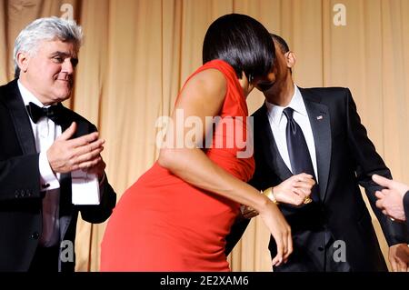 US-Präsident Barack Obama küsst die First Lady Michelle Obama, während der Komiker Jay Leno am 01 2010. Mai beim Dinner der Korrespondenten-Vereinigung des Weißen Hauses im Washington Hilton in Washington, DC, USA (Foto: Barack Obama, Michelle Obama, Jay Leno) Foto: Olivier Douliery/ABACAPRESS.COM Stockfoto