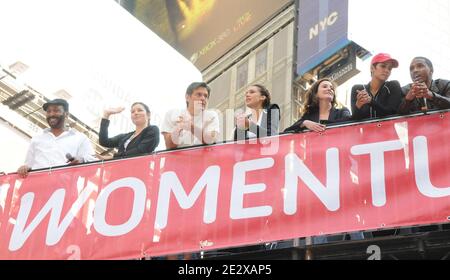 L-R: Jesse L Martin, Jessica Biel, Dr. Oz, Jessica Alba, Lilly Tartikoff, Halle Berry, Trey Songz nimmt am 13. Jährlichen EIF Revlon Run/Walk for Women am 1. Mai 2010 am Times Square in New York City, NY, USA, Teil. Foto von Graylock/ABACAPRESS.COM (im Bild: Jesse L Martin, Jessica Biel, Dr. Oz, Jessica Alba, Lilly Tartikoff, Halle Berry, Trey Songz) Stockfoto