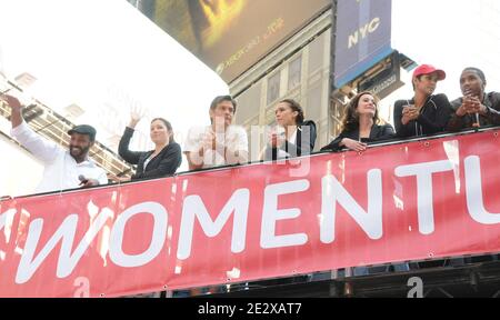 L-R: Jesse L Martin, Jessica Biel, Dr. Oz, Jessica Alba, Lilly Tartikoff, Halle Berry, Trey Songz nimmt am 13. Jährlichen EIF Revlon Run/Walk for Women am 1. Mai 2010 am Times Square in New York City, NY, USA, Teil. Foto von Graylock/ABACAPRESS.COM (im Bild: Jesse L Martin, Jessica Biel, Dr. Oz, Jessica Alba, Lilly Tartikoff, Halle Berry, Trey Songz) Stockfoto