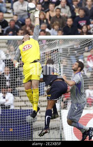 Bordeaux Torhüter Ulrich Rame und Carlos Henrique kämpfen mit Andre-Pierre Gignac aus Toulouse während des französischen Fußballspiels der Ersten Liga, Girondins de Bordeaux gegen den FC Toulouse am 2. Mai 2010 im Chaband Delmas Stadion in Bordeaux, Frankreich, um den Ball. Bordeaux gewann 1:0. Foto von Patrick Bernard/Cameleon/ABACAPRESS.COM Stockfoto