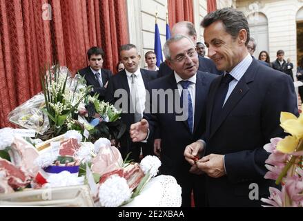 Der französische Präsident Nicolas Sarkozy nimmt am Empfang der Ladenbesitzer auf dem nationalen Lebensmittelmarkt von Rungis Teil, während der traditionellen Maiglöckchen-Zeremonie am 3. Mai 2010 im Elysee-Palast in Paris, Frankreich. Foto von Vladimir Sichov/Pool/ABACAPRESS.COM Stockfoto