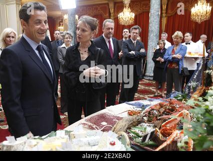 Der französische Präsident Nicolas Sarkozy nimmt am Empfang der Ladenbesitzer auf dem nationalen Lebensmittelmarkt von Rungis Teil, während der traditionellen Maiglöckchen-Zeremonie am 3. Mai 2010 im Elysee-Palast in Paris, Frankreich. Foto von Vladimir Sichov/Pool/ABACAPRESS.COM Stockfoto