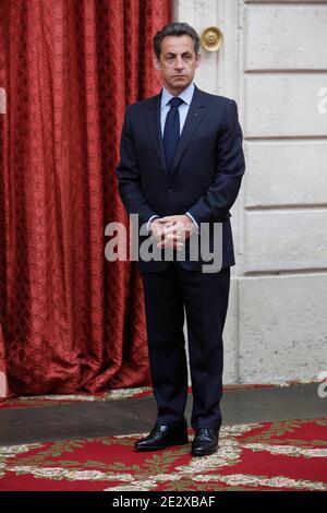 Der französische Präsident Nicolas Sarkozy nimmt am Empfang der Ladenbesitzer auf dem nationalen Lebensmittelmarkt von Rungis Teil, während der traditionellen Maiglöckchen-Zeremonie am 3. Mai 2010 im Elysee-Palast in Paris, Frankreich. Foto von Vladimir Sichov/Pool/ABACAPRESS.COM Stockfoto