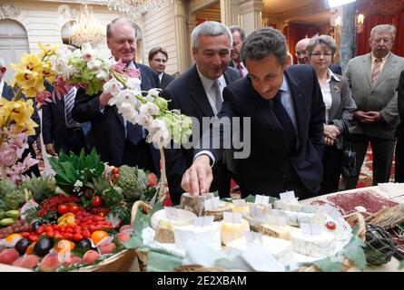 Der französische Präsident Nicolas Sarkozy nimmt am Empfang der Ladenbesitzer auf dem nationalen Lebensmittelmarkt von Rungis Teil, während der traditionellen Maiglöckchen-Zeremonie am 3. Mai 2010 im Elysee-Palast in Paris, Frankreich. Foto von Vladimir Sichov/Pool/ABACAPRESS.COM Stockfoto