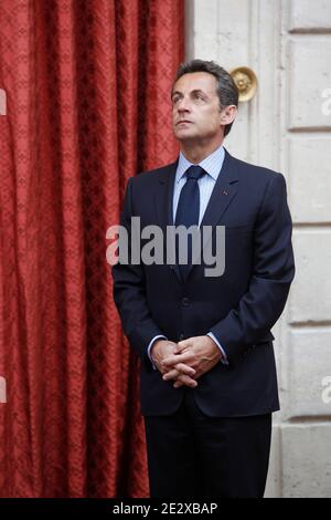 Der französische Präsident Nicolas Sarkozy nimmt am Empfang der Ladenbesitzer auf dem nationalen Lebensmittelmarkt von Rungis Teil, während der traditionellen Maiglöckchen-Zeremonie am 3. Mai 2010 im Elysee-Palast in Paris, Frankreich. Foto von Vladimir Sichov/Pool/ABACAPRESS.COM Stockfoto