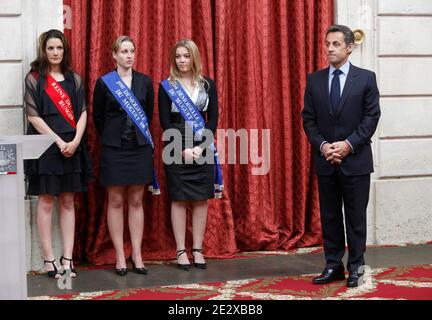 Der französische Präsident Nicolas Sarkozy nimmt am Empfang der Ladenbesitzer auf dem nationalen Lebensmittelmarkt von Rungis Teil, während der traditionellen Maiglöckchen-Zeremonie am 3. Mai 2010 im Elysee-Palast in Paris, Frankreich. Foto von Vladimir Sichov/Pool/ABACAPRESS.COM Stockfoto