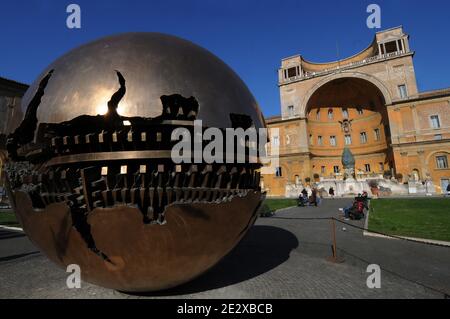 Ein Besuch im Herzen des Vatikans, des kleinsten Staates der Welt. Vatikanische Museen: Cortile della Pigna. Kugel in strahlender Kugel steht Arnaldo Pomodoros Skulptur "Sfera con Sfera" aus dem Jahr 1990 am 2010. Februar im Innenhof des Vatikans Pigna (Pinecon), Vatikanstadt, Rom, Italien. Foto von Eric Vandeville/ABACAPRESS.COM Stockfoto