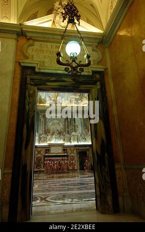 Ein Besuch im Herzen des Vatikans, des kleinsten Staates der Welt. Schweizer Wachen im Clementinsaal des Apostolischen Palastes im Vatikan am 26. Mai 2006. Foto von Eric Vandeville/ABACAPRESS.COM. Stockfoto