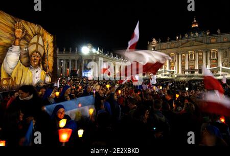 Ein Besuch im Herzen des Vatikans, des kleinsten Staates der Welt. Erster Todestag von Johannes Paul II.: Zehntausende Pilger versammelten sich auf dem Petersplatz während einer besonderen Gebetsvigil unter der Leitung von Papst Benedikt XVI. Zehntausende Menschen füllten den Petersplatz mit Kerzen und Rosenkränzen, um den ersten Todestag von Papst Johannes Paul II. Am 2. April 2006 in der Vatikanstadt zu begehen. Foto von Eric Vandeville/ABACAPRESS.COM Stockfoto