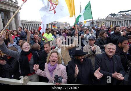 Ein Besuch im Herzen des Vatikans, des kleinsten Staates der Welt.Konklave: Benedikt XVI. Wird zum neuen Papst gewählt. Die Freude der Menschen auf dem Petersplatz, Blick auf den weißen Rauch, Vatikan am 19. April 2005. Foto von Eric Vandeville/ABACAPRESS.COM Stockfoto