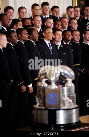 US-Präsident Barack Obama posiert mit der Naval Academy Fußballmannschaft während der Commander in Chief Trophy Präsentation im East Room des Weißen Hauses in Washington, DC, am 3. Mai 2010. Foto von Olivier Douliery/ABACAPRESS.COM Stockfoto